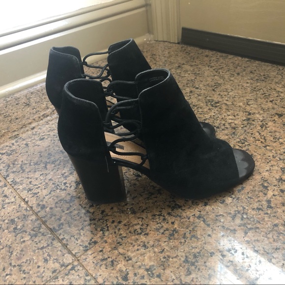 Tahari TA-Post Black Peep Toe Classic Pumps - Picture 10 of 10